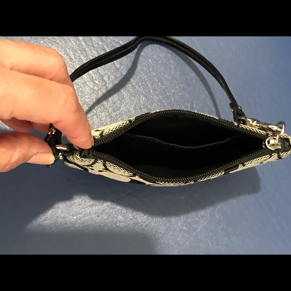 Coach black signature wristlet - Picture 5 of 8
